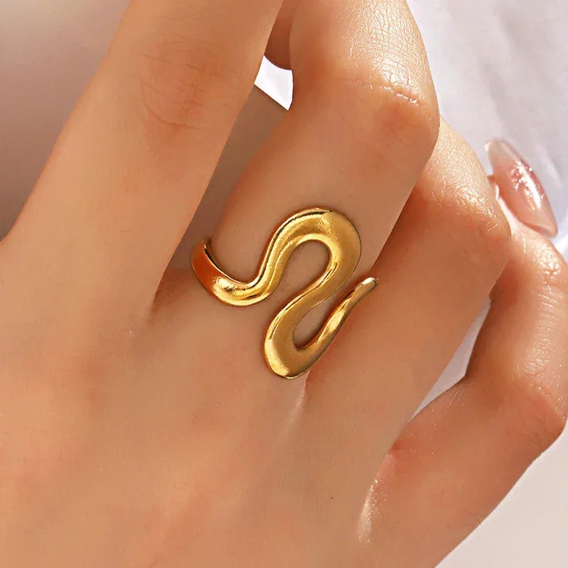 Irregular Unique Heart Metal Texture Finger Ring - Palm and Thread
